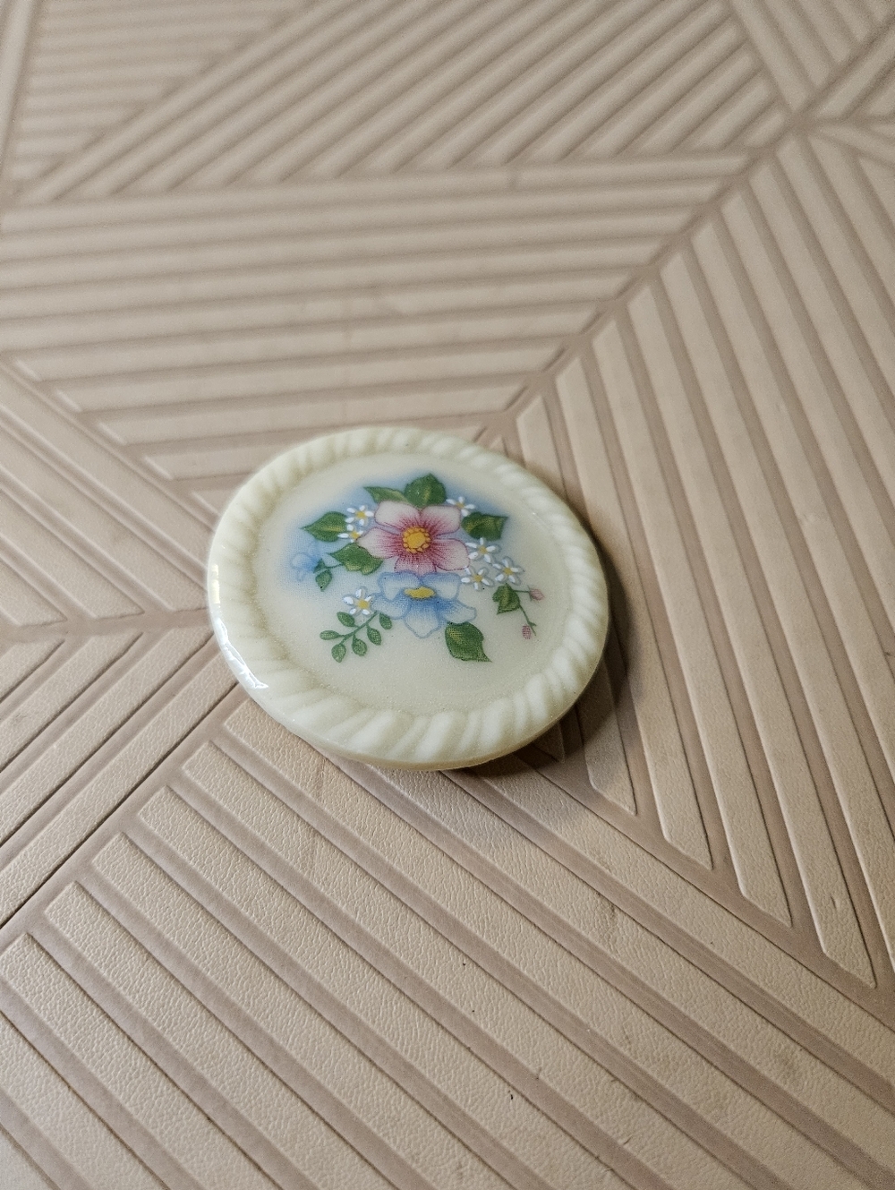 Vintage 1984 Avon Spring Bouquet Porcelain Brooch Pin Round White Floral Rope - Picture 3 of 8